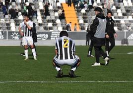 Los jugadores del CD Badajoz lamentan la nueva derrota en el Nuevo Vivero,