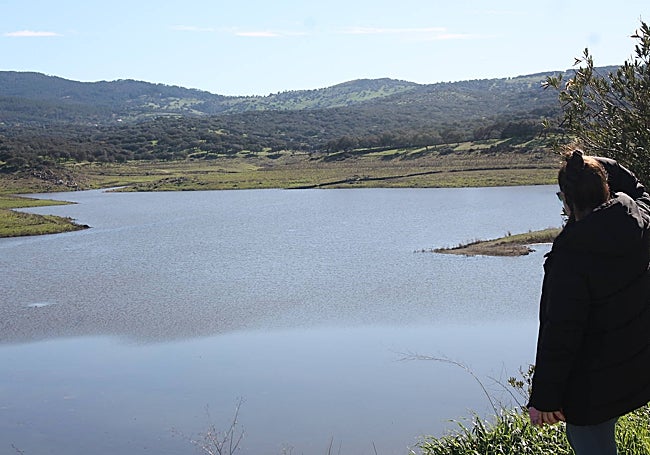 Una mujer de Monesterio contempla el estado actual de la presa de Tentudía, ayer.