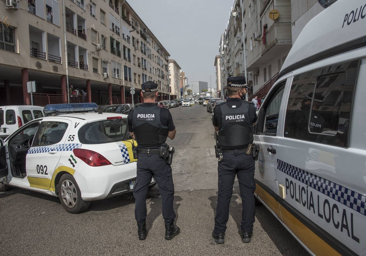 Dos agentes de la Policía Local en Suerte de Saavedra.