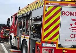 Tres personas son atendidas por los sanitarios en el incendio de una vivienda en Mérida