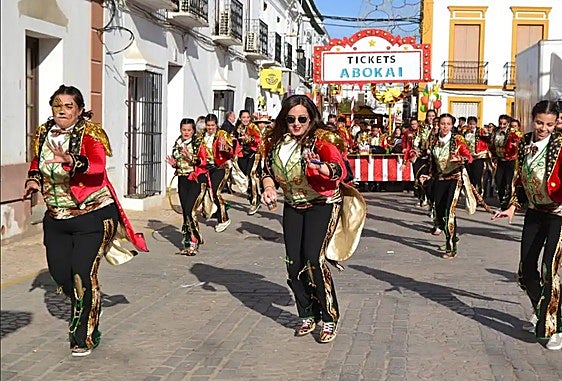 Abokai desfilando el año pasado en Villanueva.