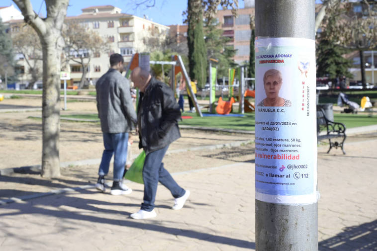 Cartel con la fotografía de Manuela Castillejo en el parque de San Fernando.