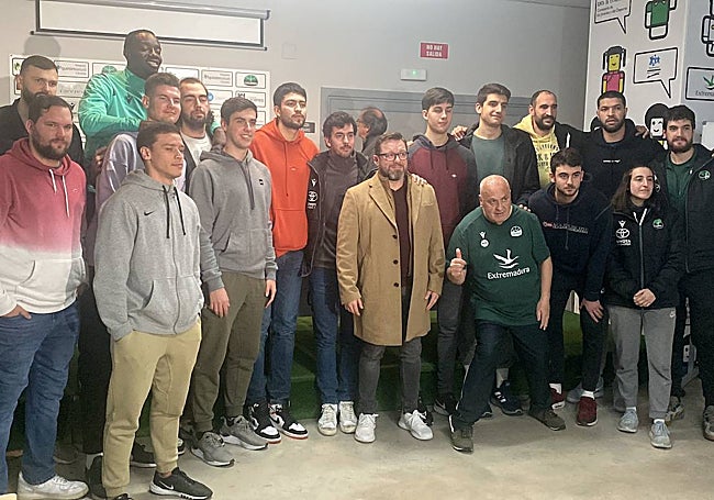 Blanco, en el centro, junto con los jugadores y gente del club.