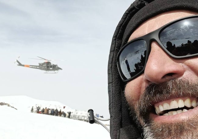 David Moreno, con el avión de 'La sociedad de la nieve' al fondo, en el momento del rescate.