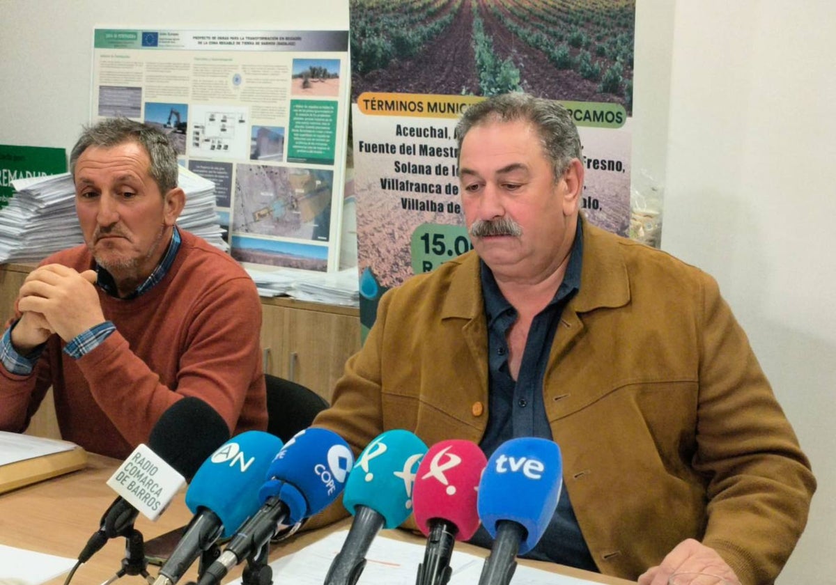 Isidro Hurtado, presidente de la comunidad de regantes Tierra de Barros, este miércoles, en Almendralejo, junto a otro integrante de la directiva.