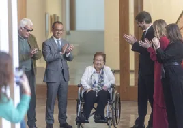 Helga de Alvear junto a Felipe González, los ministros de Cultura, la presidenta de la Junta y la directora del Museo.