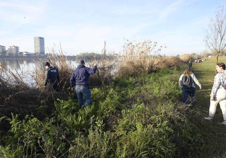 Uno de los grupos de la búsqueda rastrea las orillas del Guadiana.