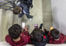 Extremadura aún no ha decidido cómo regular el uso del móvil en el aula.