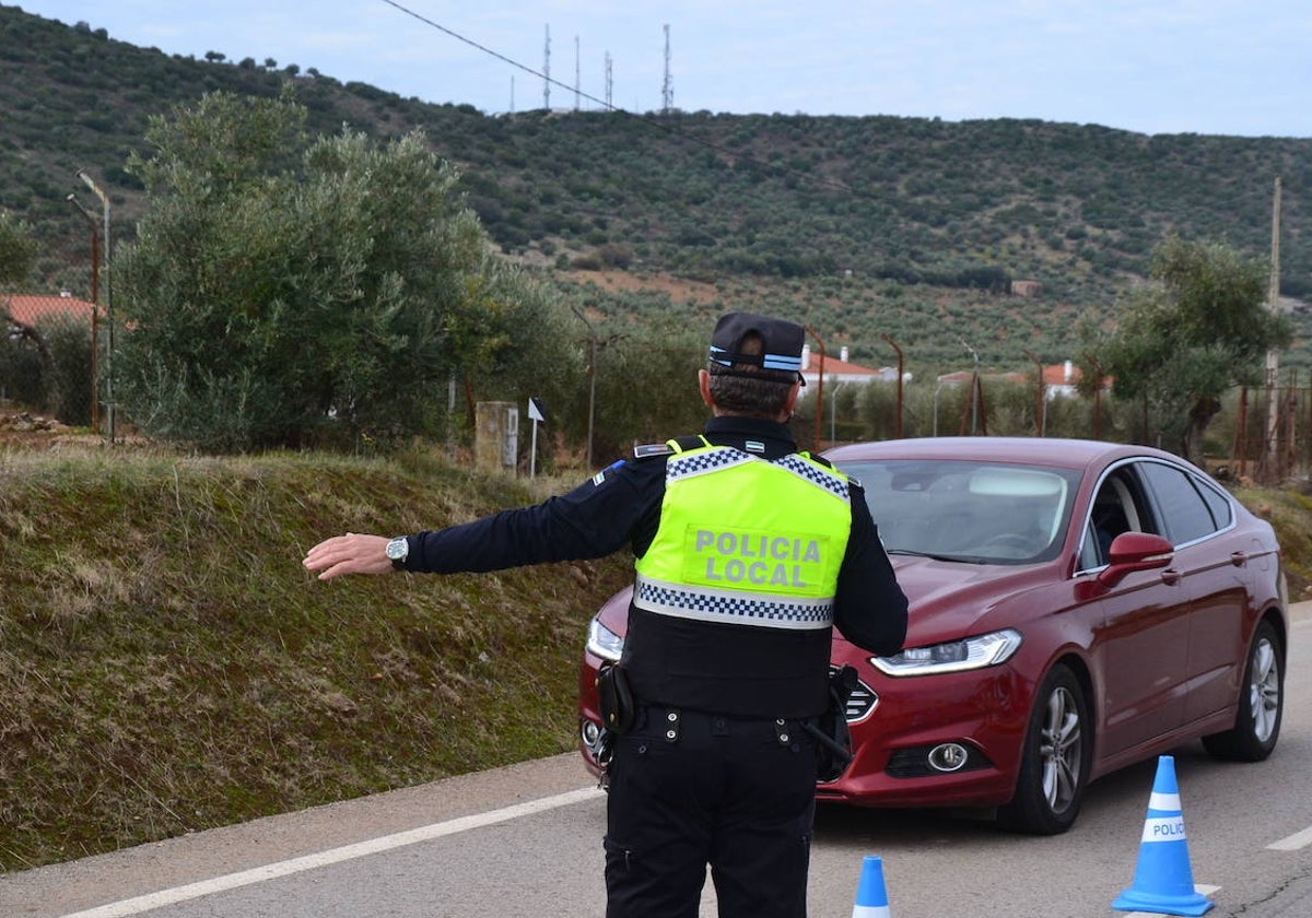 Un agente en un control a la entrada de su localidad extremeña.