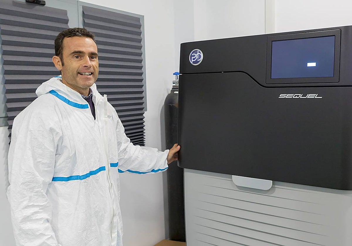 José Larrasa Rodríguez, dueño de Laboratorios Larrasa, en su laboratorio de La Albuera.