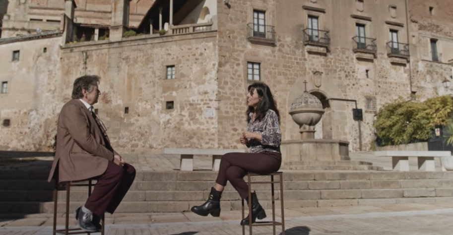 Luis Landero y la poeta Raquel Lanseros en la plaza de San Nicolás de Plasencia.