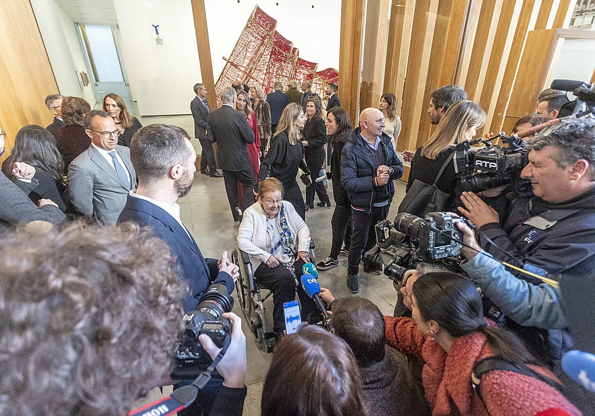 Helga de Alvear atiende a la prensa el pasado jueves tras recibir en su museo cacereño la Medalla al Mérito Cultural del Gobierno portugués.
