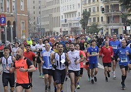 Atletas corriendo a pesar de la suspensión.
