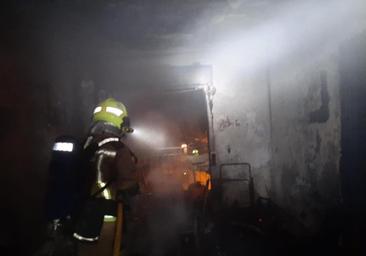 La anciana herida en el incendio de una vivienda en Plasencia salió despedida por la explosión de un brasero