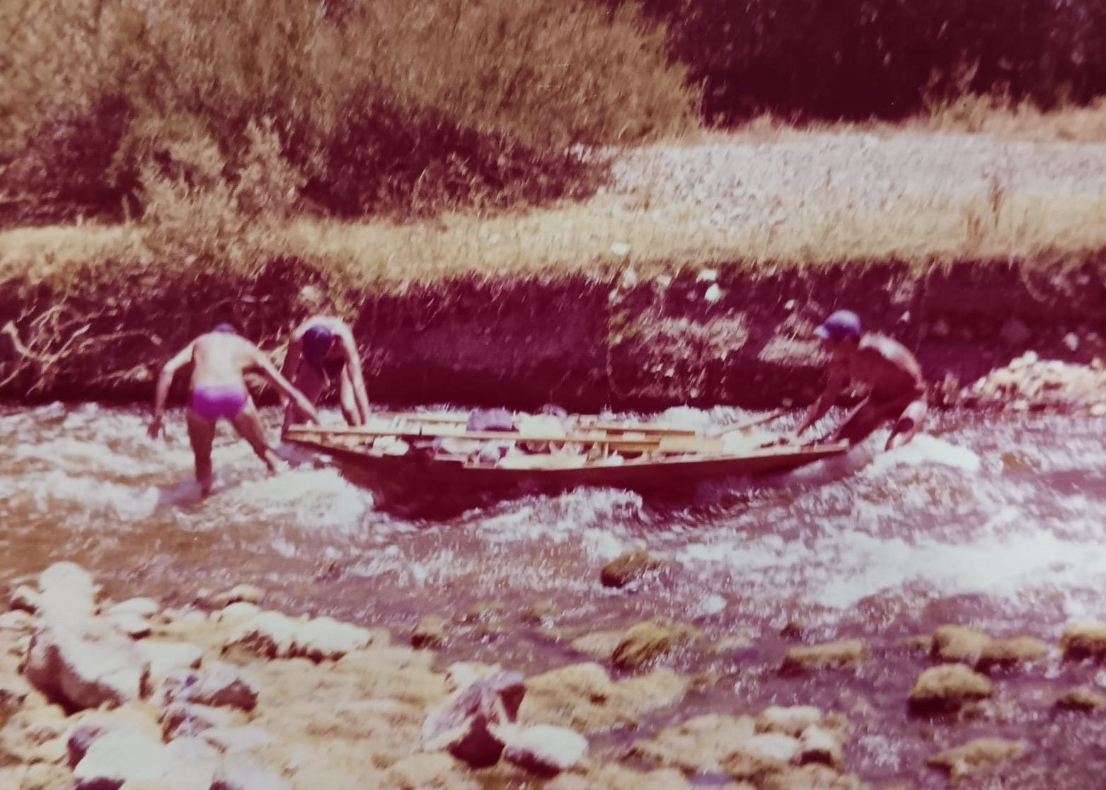 El río estaba lleno de cortes, resaltos y azudes para que molieran los molinos. 