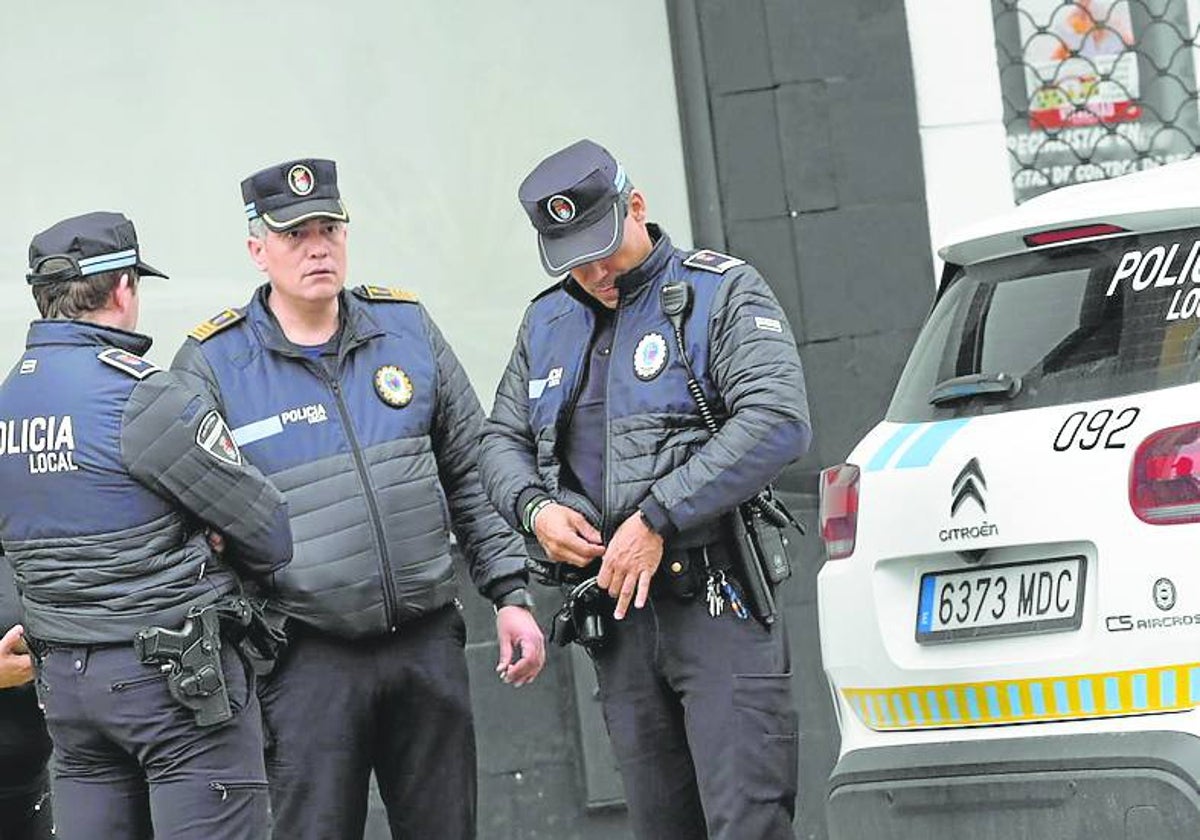 El superintendente Rubén Muñoz este domingo con dos policías.