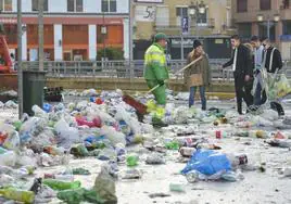 Foto de archivo donde se ve la plaza de San Atón llena de basura tras un lunes de Carnaval.