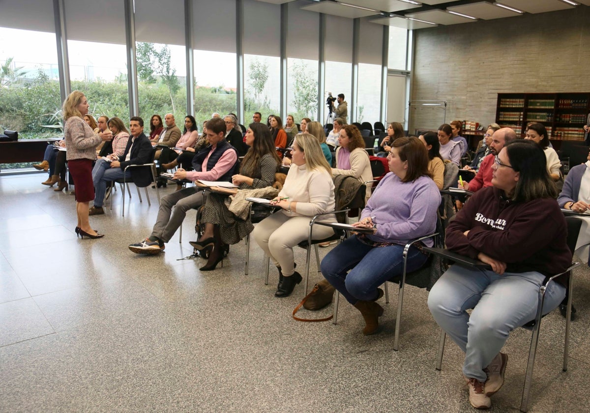 Mercedes Vaquera, en la reunión de este lunes con las ampas.