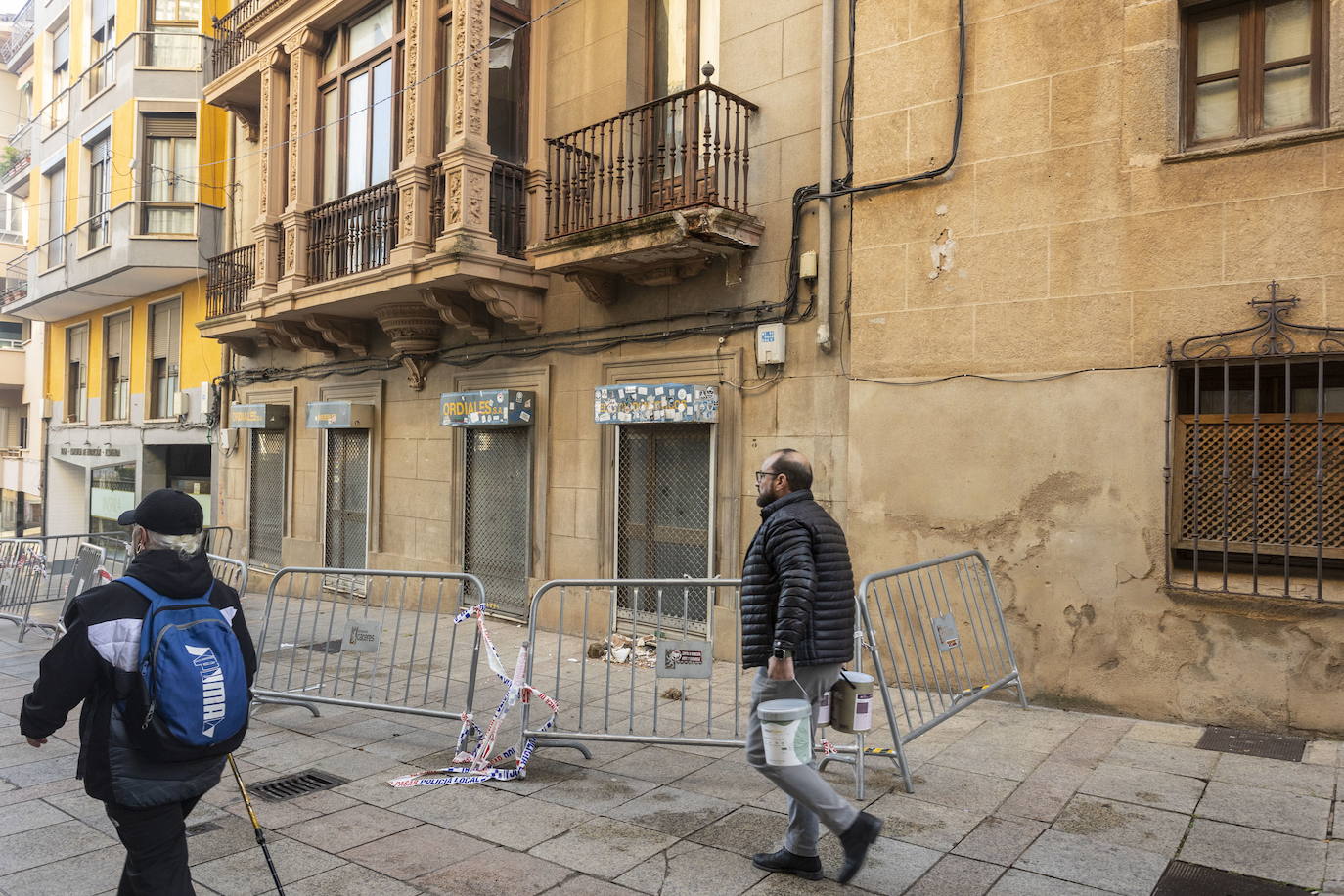 El inmueble está vallado desde el mes de octubre pasado por desprendimientos en la fachada.