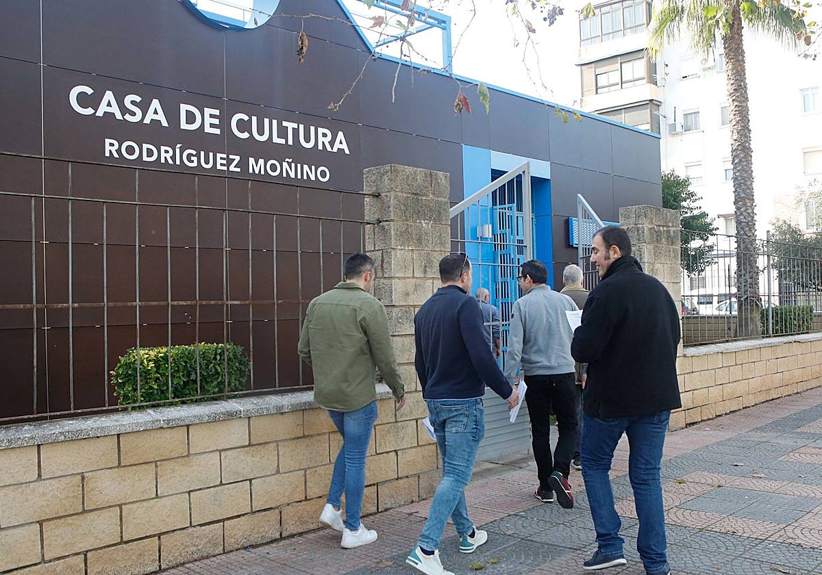 Un grupo de trabajadores se dirige a la casa de cultura de Llopis para firmar su subrogación.