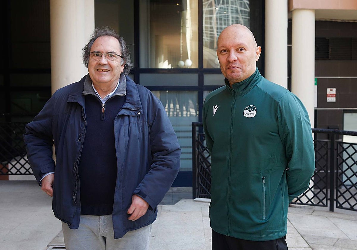 El nuevo técnico, Arturo Álvarez (dcha.) y el presidente del Cáceres, José Manuel Sánchez.