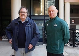 El nuevo técnico, Arturo Álvarez (dcha.) y el presidente del Cáceres, José Manuel Sánchez.
