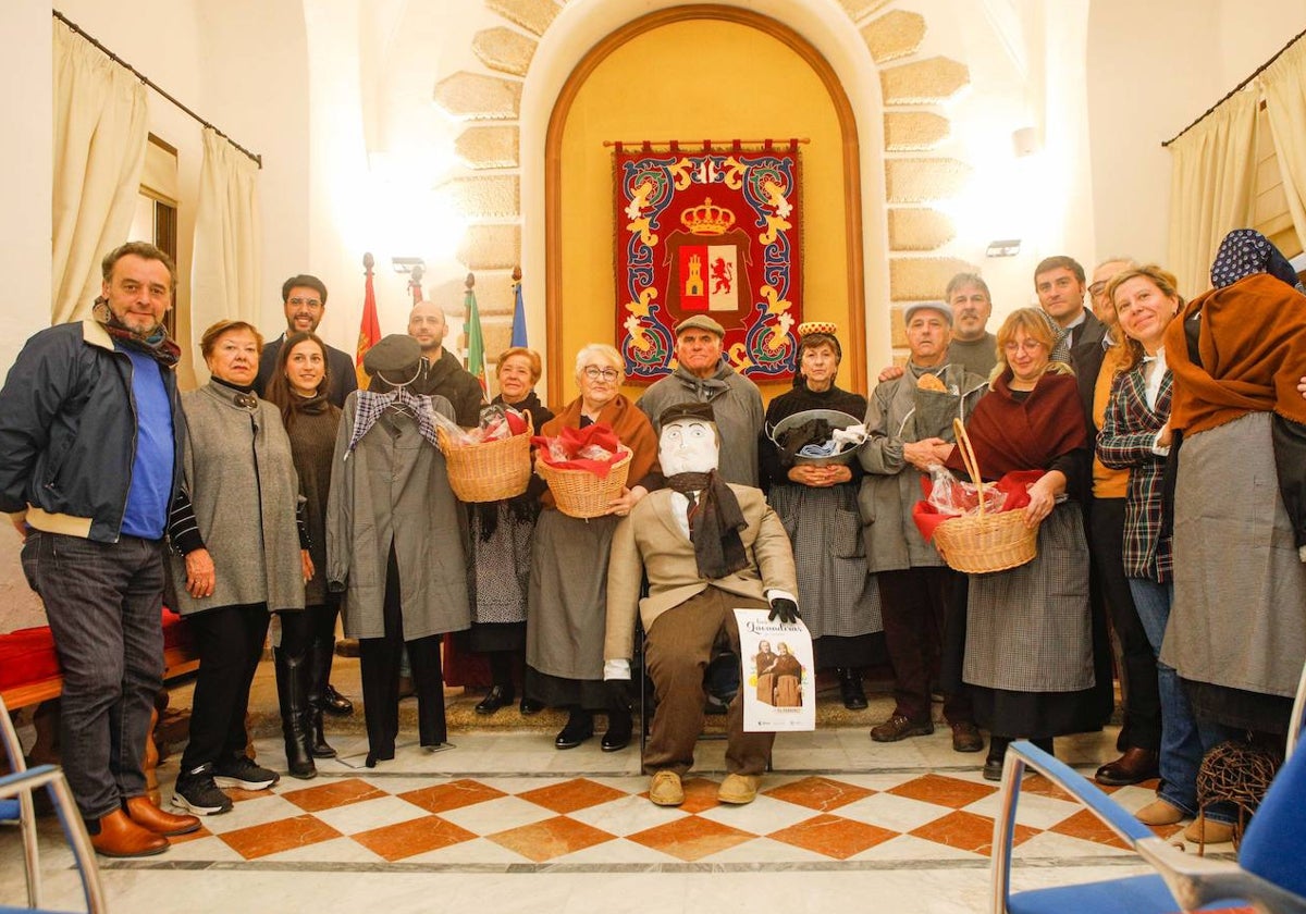 Imagen de la presentación de la fiesta, este martes en el Palacio de la Isla. Mayores de la Universidad Popular han asistido caracterizados como aguadores y lavanderas.