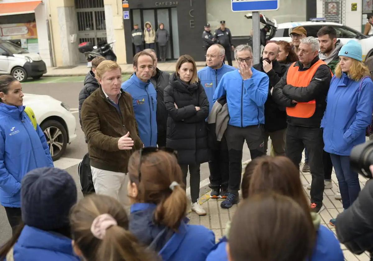 El alcalde Ignacio Gragera y los concejales Gema Cortés y Juan Parejo, con trabajadores de la FMD, el pasado domingo tras la suspensión de la Vuelta al Baluarte.