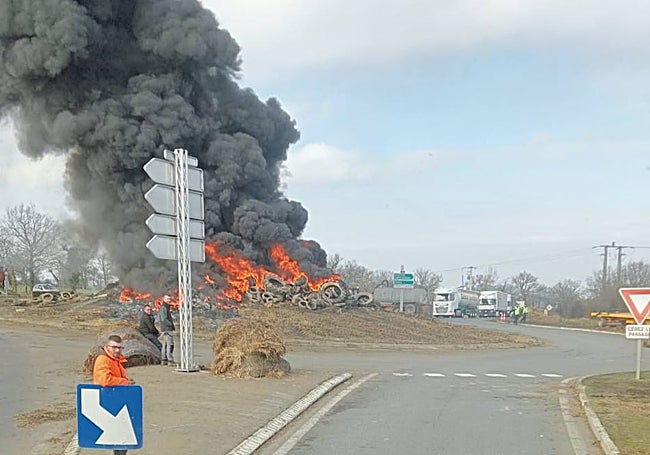 El camión del extremeño Manuel Saucedo pasando ayer junto a un piquete en Angulema.