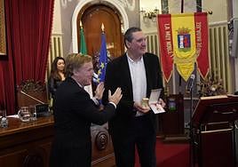 El alcalde, Ignacio Gragera, aplaude a Juancho Pérez tras convertirse de nuevo en concejal del PP este 1 de febrero.