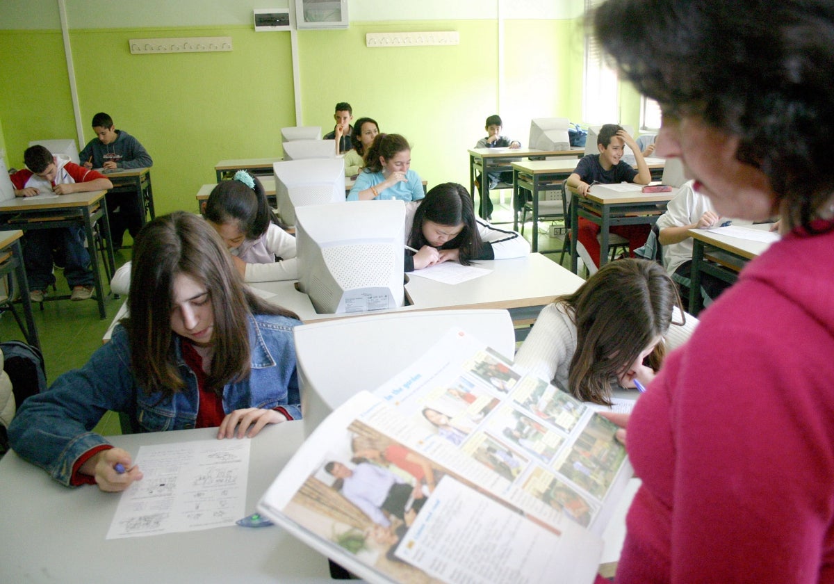 Una profesora imparte clase bilingüe en una imagen de archivo.