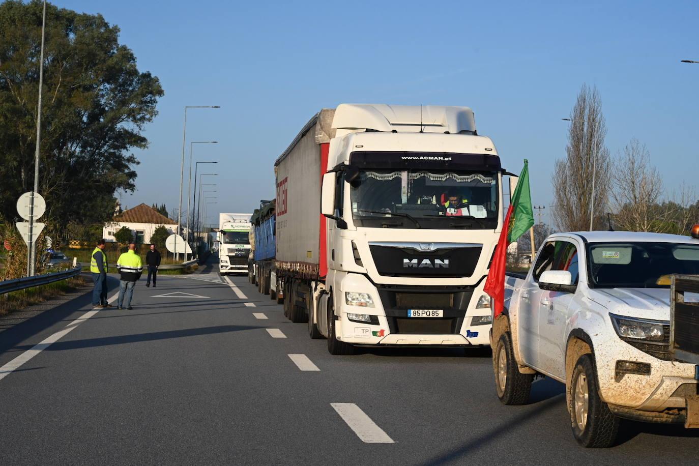 Los agricultores portugueses cortan varios accesos al país luso por Extremadura