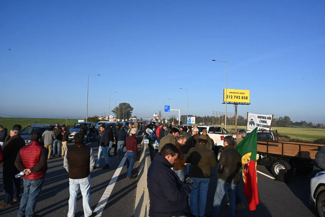Agricultores y ganaderos portugueses han cortado el acceso a Portugal por la autovía A-5.