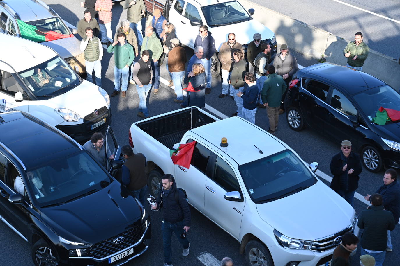 Los agricultores portugueses cortan varios accesos al país luso por Extremadura