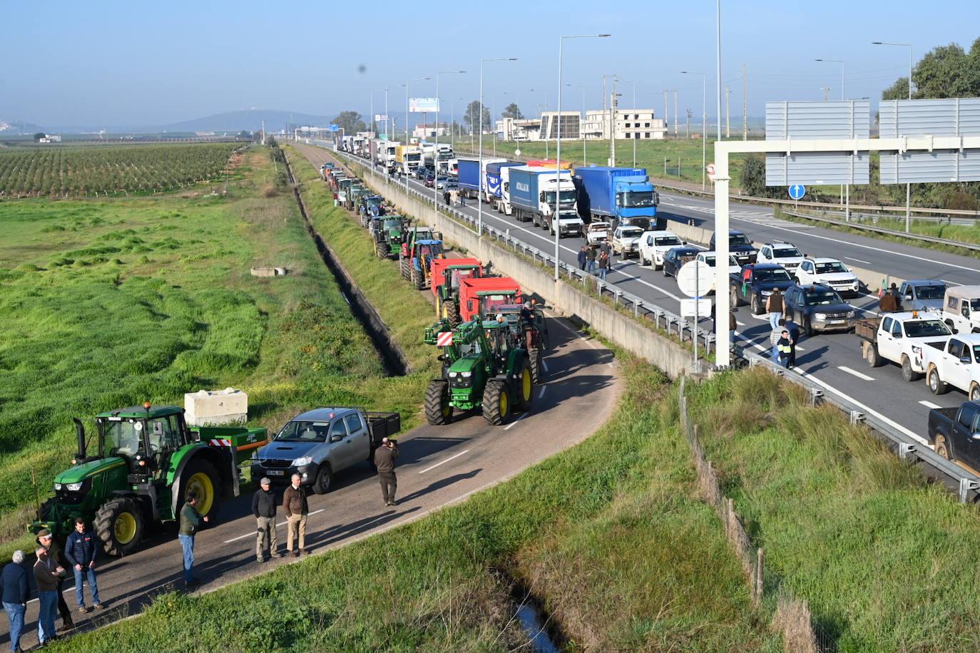 Los agricultores portugueses cortan varios accesos al país luso por Extremadura