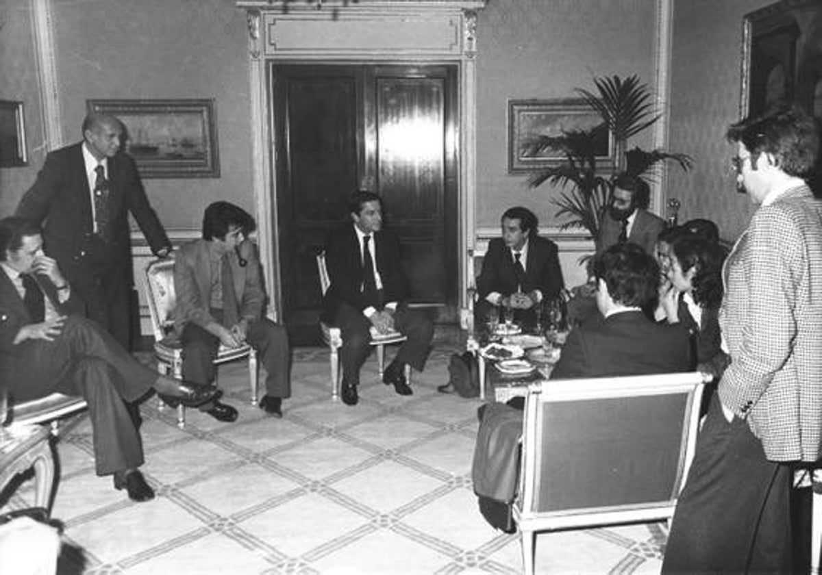 Adolfo Suárez con un grupo de periodistas. A la derecha, de pie, José Julían Barriga.