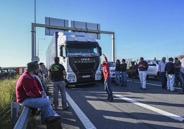 Los camioneros tocaron el claxon en apoyo a la protesta cuando les fueron dejando circular.