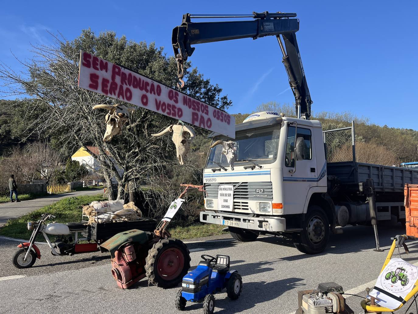 El acceso a Portugal por la N-521, en Valencia de Alcántara, también ha sido bloqueado por los agricultores y ganaderos lusos