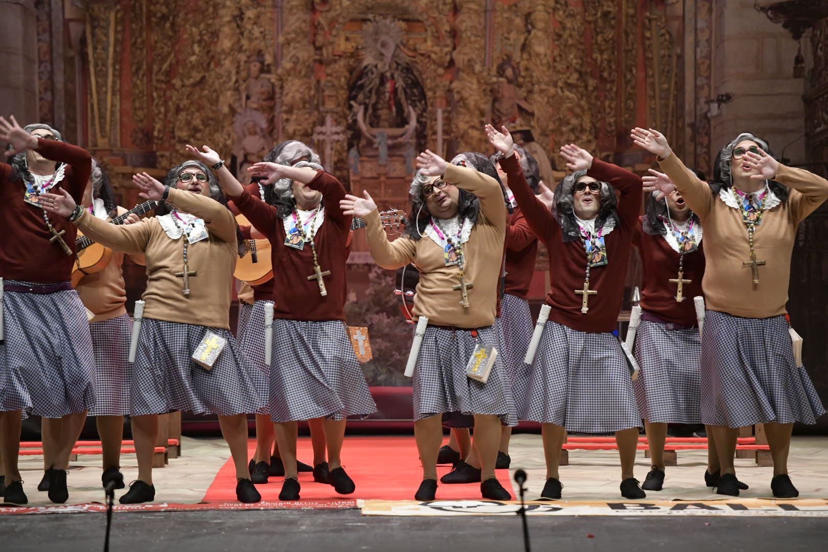 Pelotazo de Los Mirinda. El olor a incienso en el teatro presagiaba la sorpresa. En su 20 aniversario esta murga no había querido decir su disfraz, el misterio es que son beatas en la catedral en la coronación de La Soledad