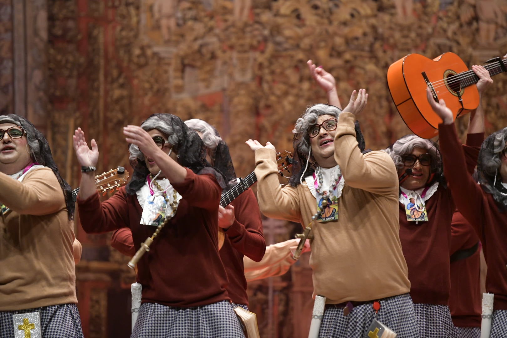 Pelotazo de Los Mirinda. El olor a incienso en el teatro presagiaba la sorpresa. En su 20 aniversario esta murga no había querido decir su disfraz, el misterio es que son beatas en la catedral en la coronación de La Soledad