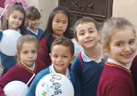 Grupo de niños de diferentes colegios en la celebración del Día de la Paz en la Plaza Alta.