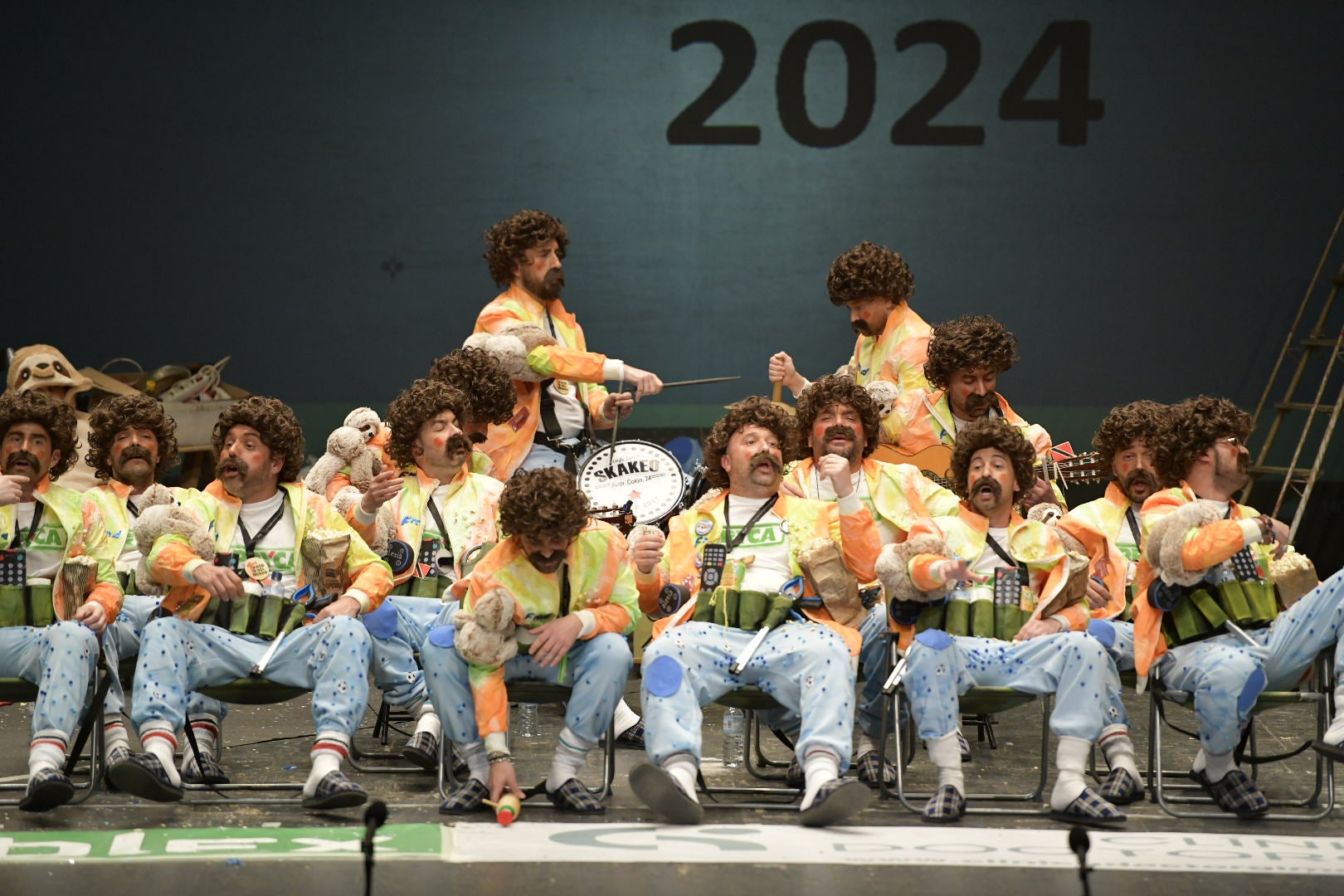 A Contragolpe son vagos. Geniales repitiendo música de la presentación del año pasado, con la silla a cuestas y con el escenario hecho a medias.