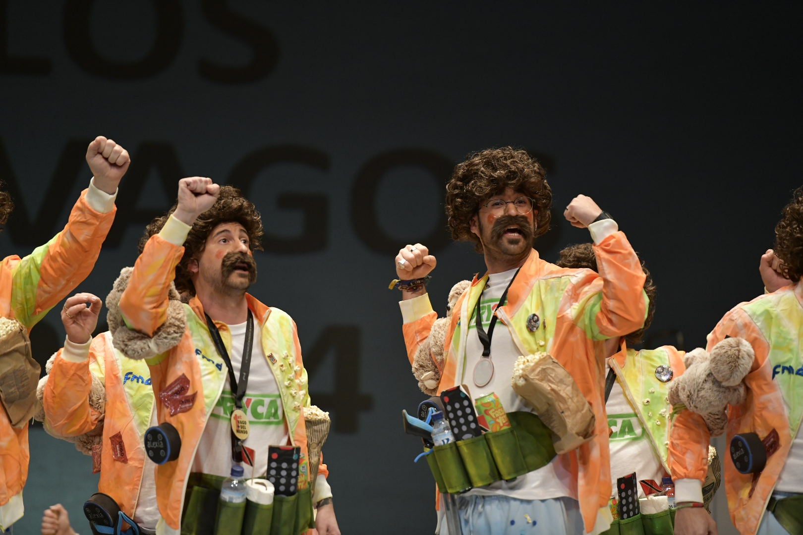 A Contragolpe son vagos. Geniales repitiendo música de la presentación del año pasado, con la silla a cuestas y con el escenario hecho a medias.
