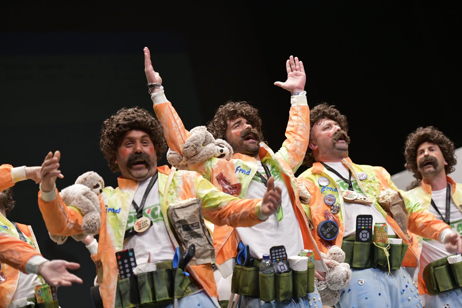 A Contragolpe son vagos. Geniales repitiendo música de la presentación del año pasado, con la silla a cuestas y con el escenario hecho a medias.