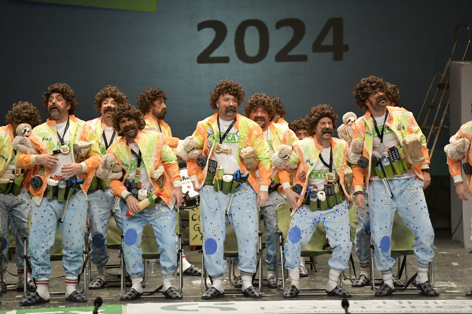 A Contragolpe son vagos. Geniales repitiendo música de la presentación del año pasado, con la silla a cuestas y con el escenario hecho a medias.
