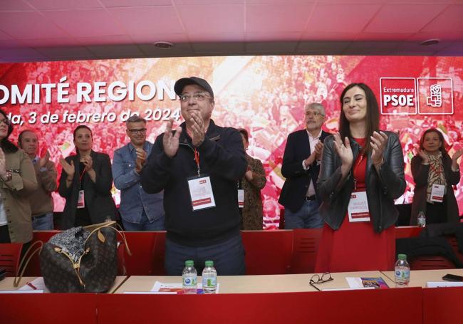 Vara recibe un caluroso aplauso en la reunión.