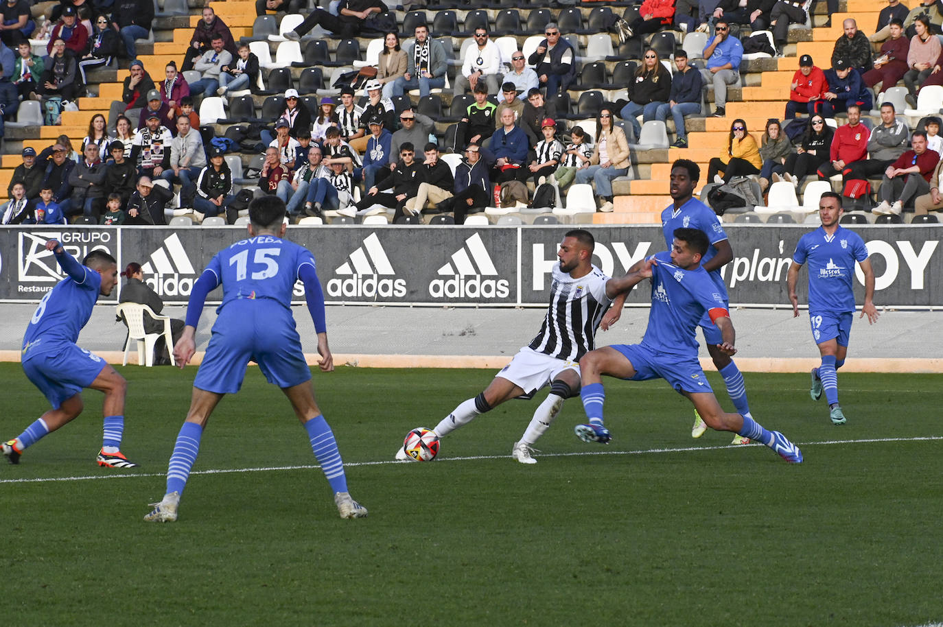 El partido entre el Badajoz y el Illescas, en imágenes