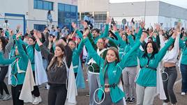 Las comparsas del Carnaval de Badajoz en el ensayo general este domingo en el polígono El Nevero