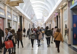 Interior del centro comercial Ruta de la Plata de Cáceres.