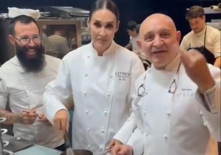 El chef Alberto Montes, Vicky Martín Berrocal y Toño Pérez en la cocina de Atrio.